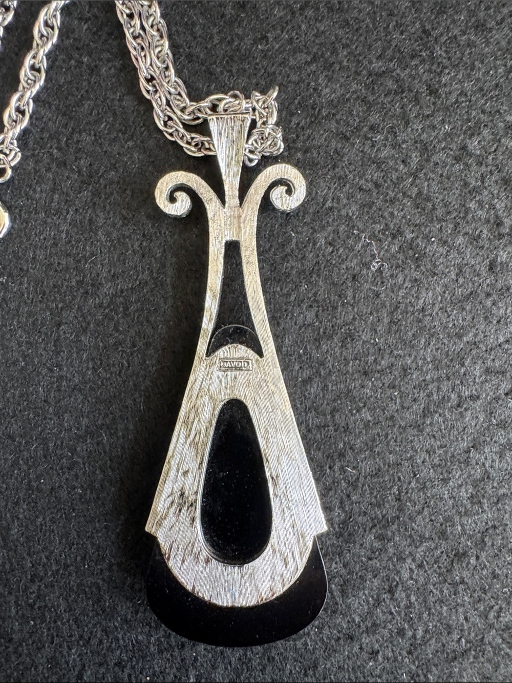 VTG Avon "Ebony Teardrop" Modernist Pendant Necklace Silver Tone Black Lucite - Picture 4 of 9